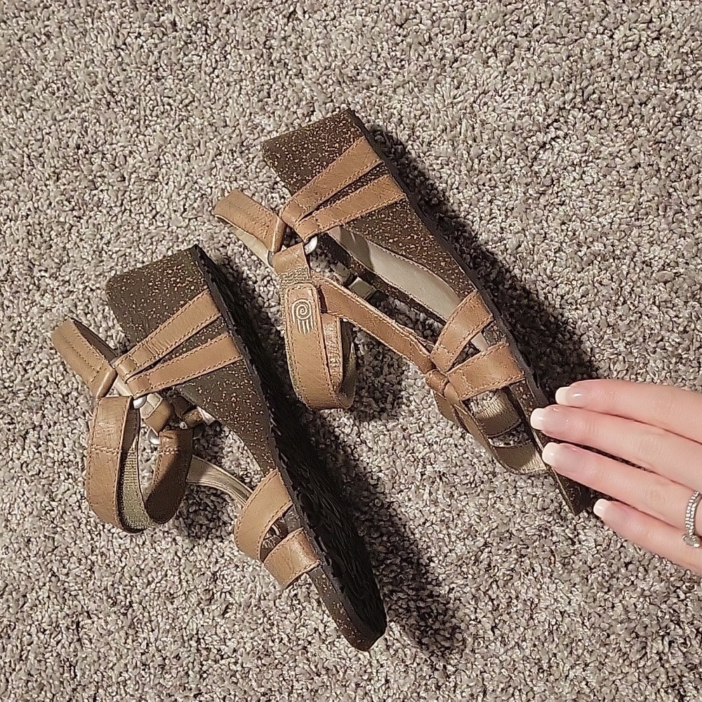 Teva sandals 9 tan wedge Ysidro